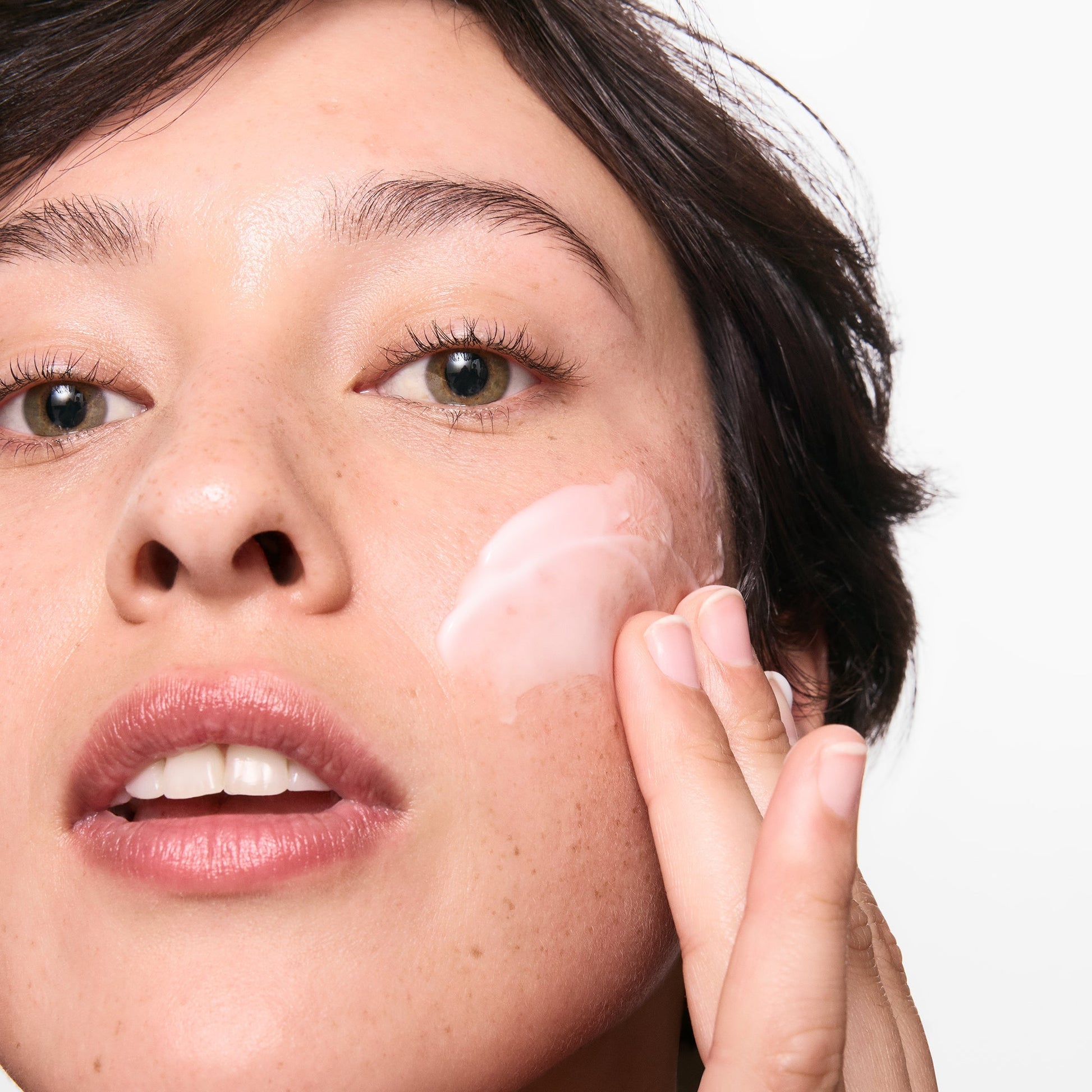hydrating-cleanser-and-oil-free-moisturizer-duo-l6 01_LYDIA_12_APPLICATION_OMEGA_SUPERSIZE_036_1_8483aad9-c9a3-46f0-b735-539c739306ac.jpg