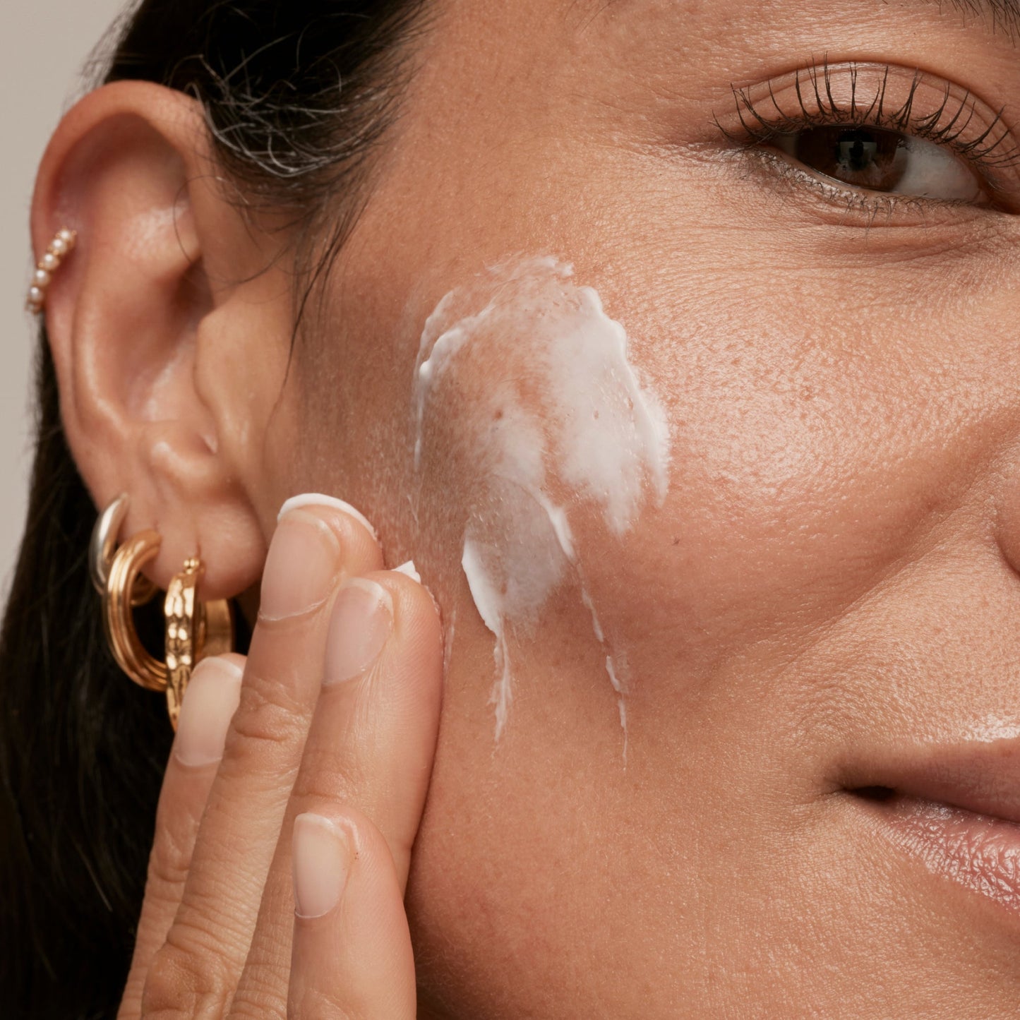 simple-skincare-cleanser-and-ceramide-moisturizer-duo-z5 INKEY_DTC_Bio-ActiveCeramide_Ppage_Model_02_dd0fc443-e441-4e82-ac65-ebe93c1b6365_1.jpg