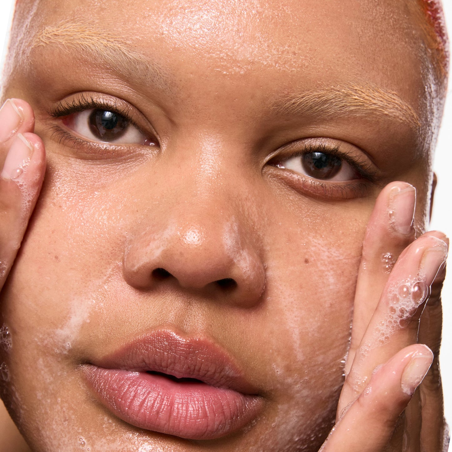 salicylic-acid-cleanser-150ml-k0 Omega50_Model_2000x2000-1_ce0a3018-d6f0-4ed9-a17d-0096b80b29f6.jpg