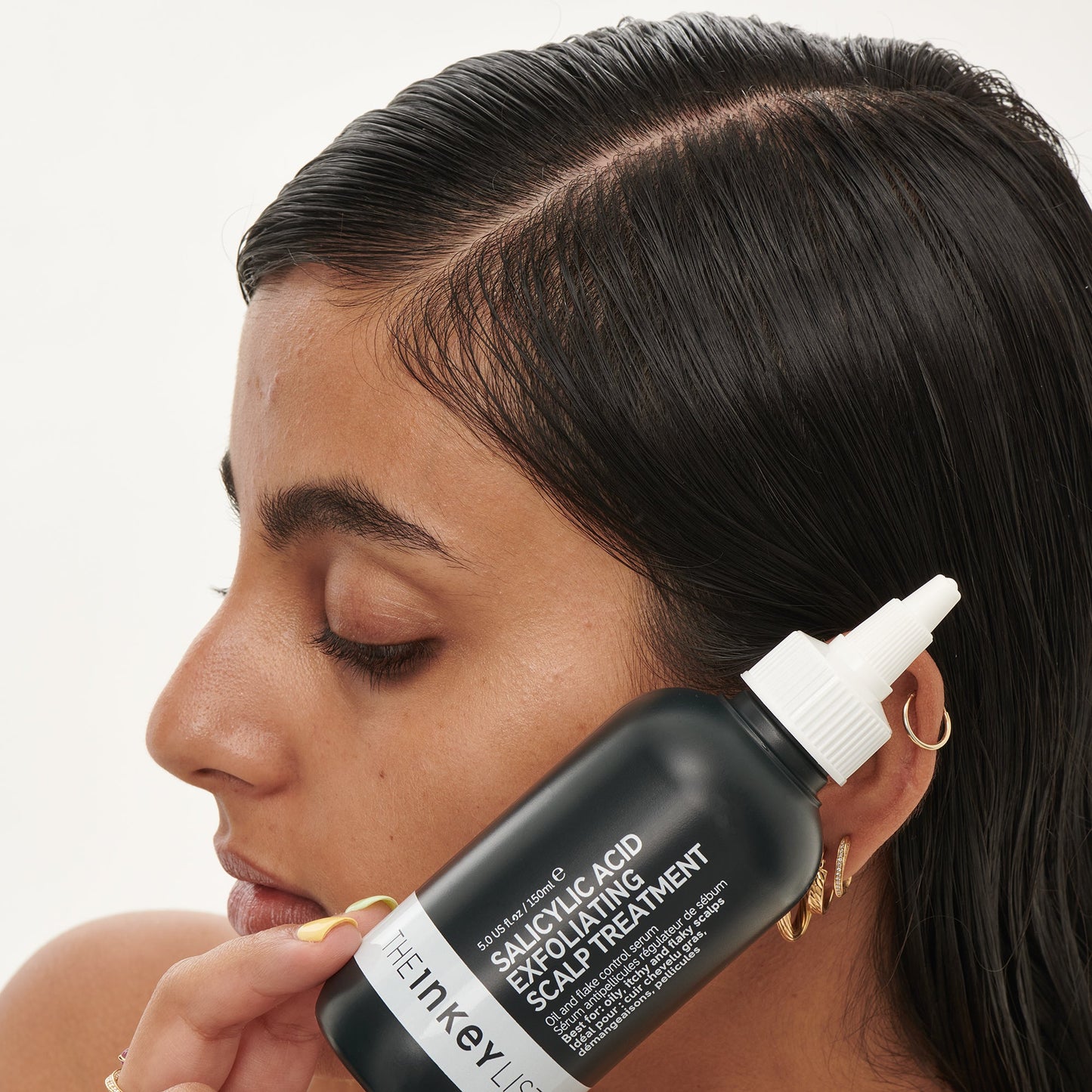 clean-and-healthy-scalp-duo-q6 SallyHAIR_ModelLifestyle_2e55b949-fa6c-43b1-8dc6-497be78c74bb.jpg